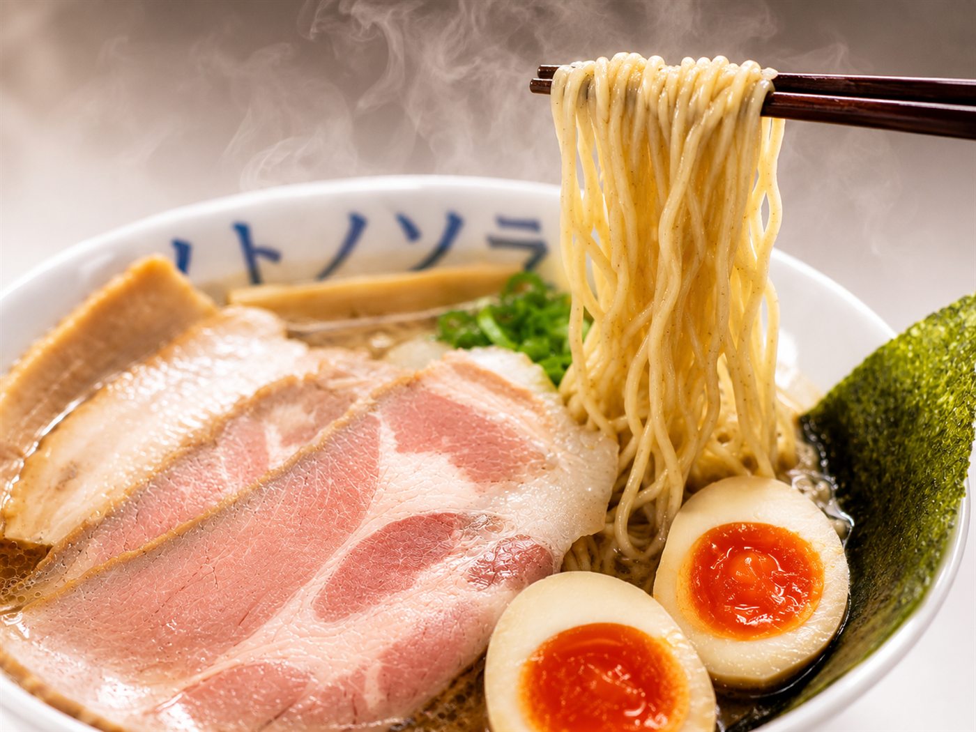 レアチャーシューと味玉を添えた煮干ラーメンの麺上げ