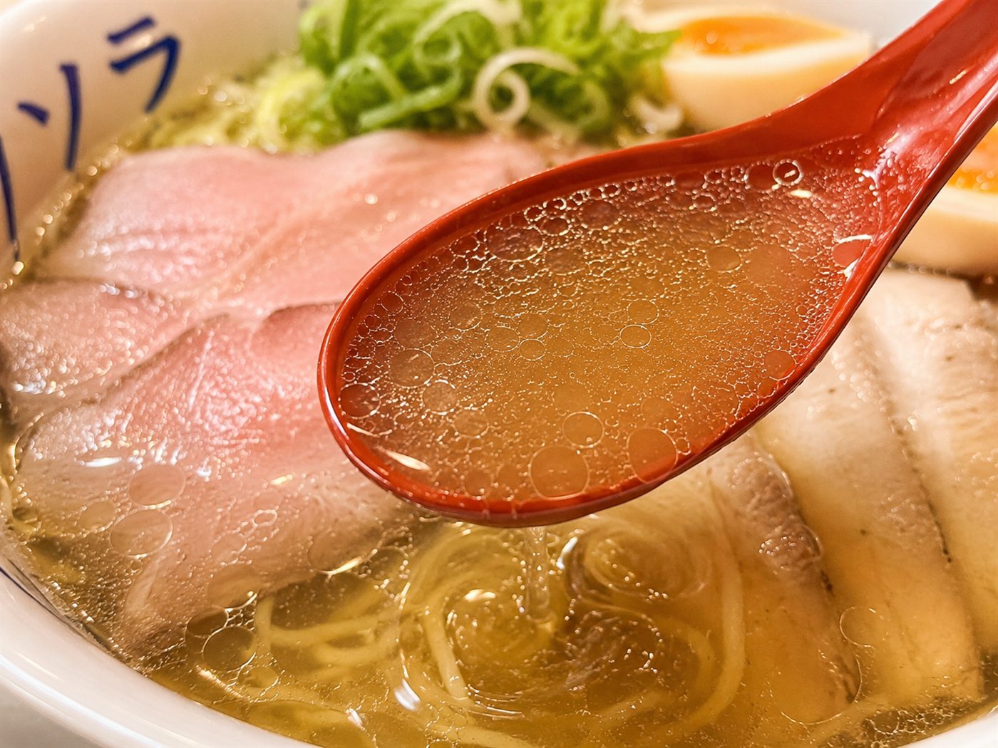 れんげにすくった煮干スープ
