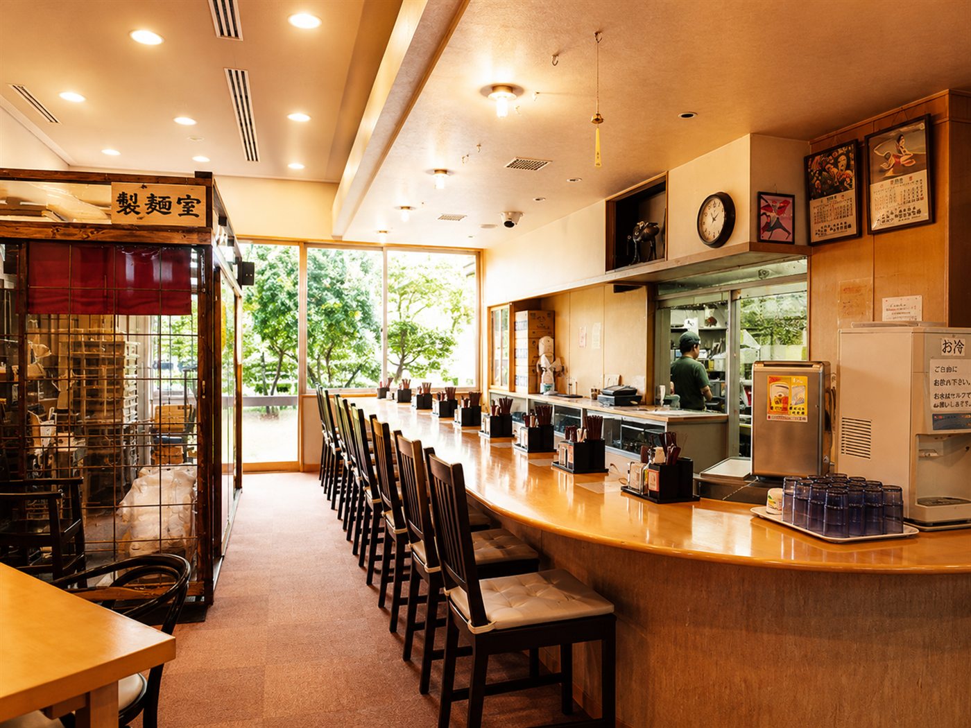 製麺室が見えるカウンター席の店内